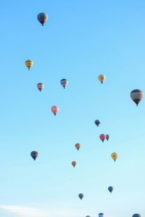 天空中多彩热气球飞舞