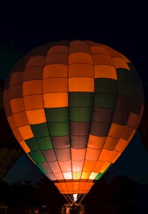 夜空中发光的彩色热气球