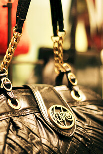 奢华金属配饰装饰的皮具