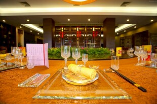 精致宴会餐桌布置场景