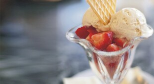 草莓冰淇淋甜品杯