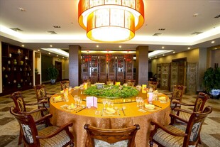 豪华中式餐厅圆桌布置