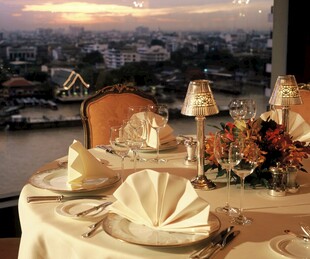 河畔优雅餐桌布置
