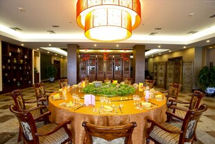 豪华中式餐厅圆桌布置