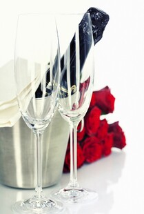 香槟美酒与浪漫玫瑰相伴