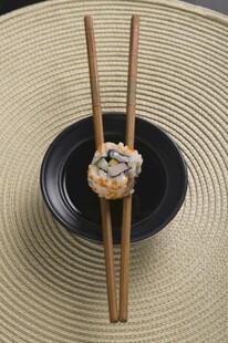 精致寿司配竹筷摆盘