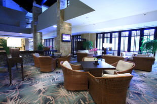 豪华酒店大堂舒适休息区