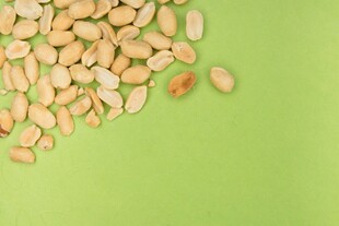 绿色背景上的散落花生仁