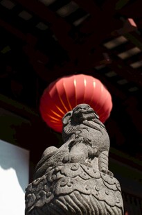中式石雕上的红色灯笼