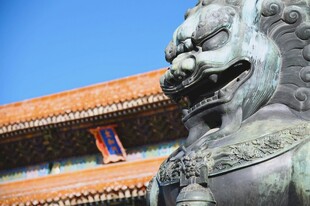 故宫前的威严青铜狮子