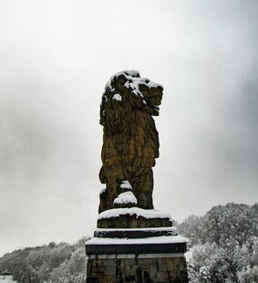 雪覆雄狮雕像尽显威严