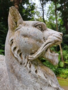 石制兽头雕像