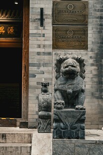 中式门前石狮子威武庄严