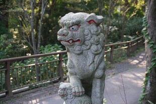 石狮子雕像于林间小道