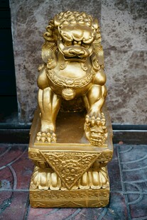 金色威武石狮子雕塑