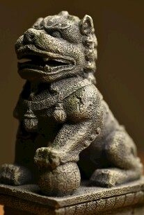 古朴石狮子雕塑