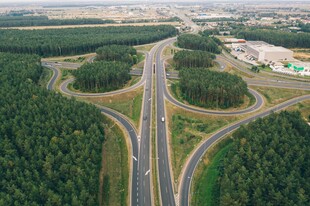 公路交汇于葱郁林间