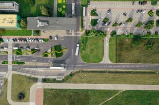 俯瞰城市道路交叉场景