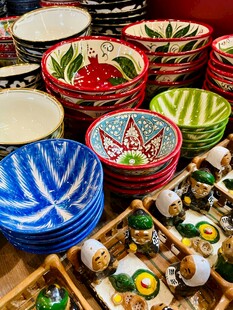 多彩餐具与精致小食陈列