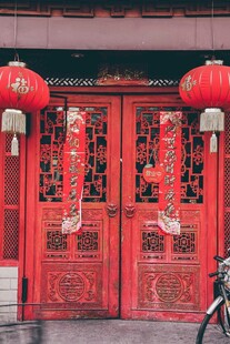 中式红门挂红灯笼景象