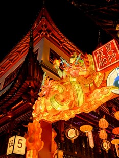 古建夜景下的璀璨花灯
