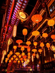古街灯笼夜景璀璨迷人