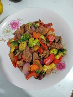 时蔬炒牛肉粒