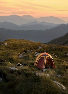 山间露营暮色中的温馨帐篷