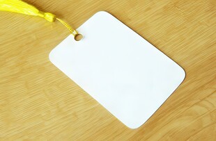 空白吊牌置于木质表面