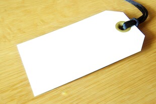 空白纸质吊牌特写