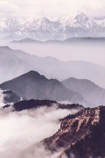 云雾缭绕的山峦