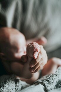 熟睡的新生婴儿