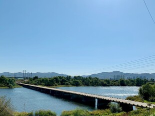 河畔长桥风景