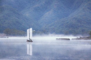 湖山之间的孤帆美景