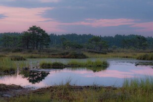 黄昏湖畔美景