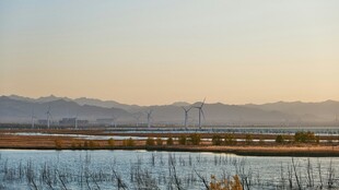 湖畔远山风景