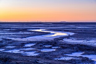 夕阳下的冰雪河流景观