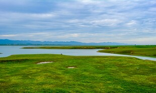 草原湖泊美景
