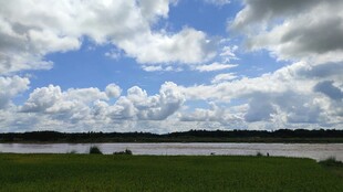 湖畔蓝天美景