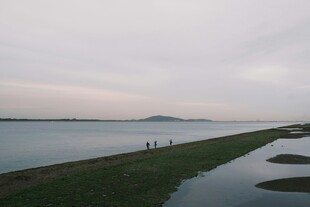 湖畔漫步美景