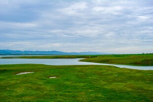 草原河畔风光
