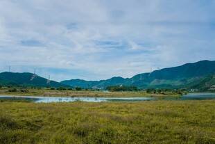 草原湖泊与远山美景