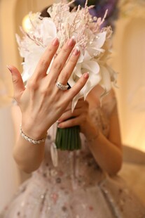 新娘手持花束的优雅瞬间