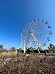废弃摩天轮矗立荒野