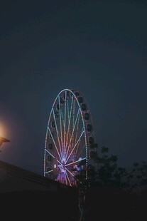 夜幕下绚丽的摩天轮
