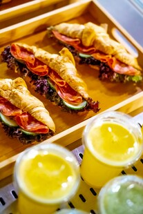 美味三明治搭配清新饮品