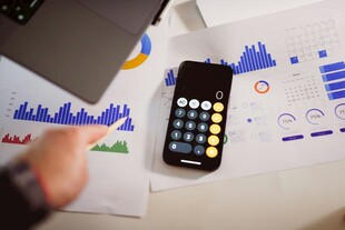 办公桌上的手机与图表资料