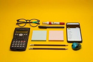 办公文具与电子设备集合