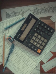 办公桌上的计算器与文具