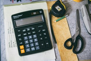 办公桌上的计算器与工具